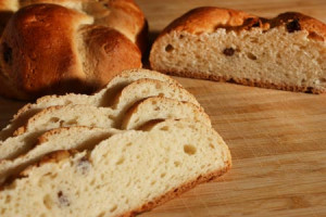 Schwäbischer Hefezopf mit Rosinen, frisch gebacken